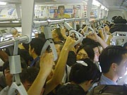 満員の通勤電車