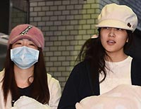 退院し報道陣の前に姿を見せた川栄李奈と入山杏奈