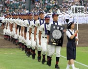 準優勝盾を手に、グラウンドを１周する光星学院ナイン